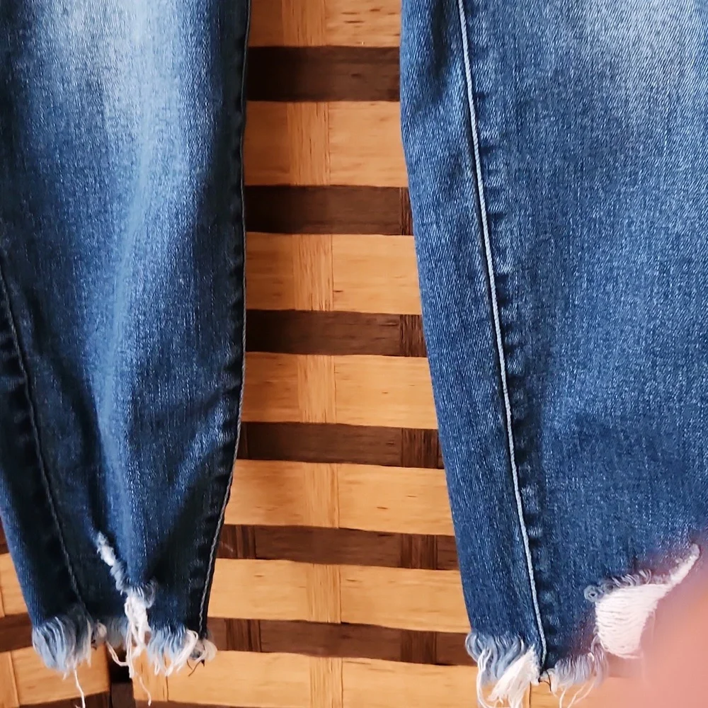 Kancan Stretch Fray Hem Capri  Jeans - Picture 3 of 9